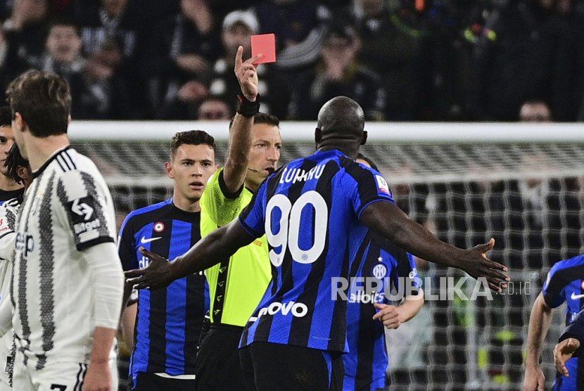 Pemain Inter Milan  Romelu Lukaku mendapat kartu merah pada pertandingan sepak bola leg pertama semifinal Coppa Italia antara Juventus dan Inter Milan, di Stadion Allianz, di Turin, Italia, Rabu (5/4/2023) dini hari.