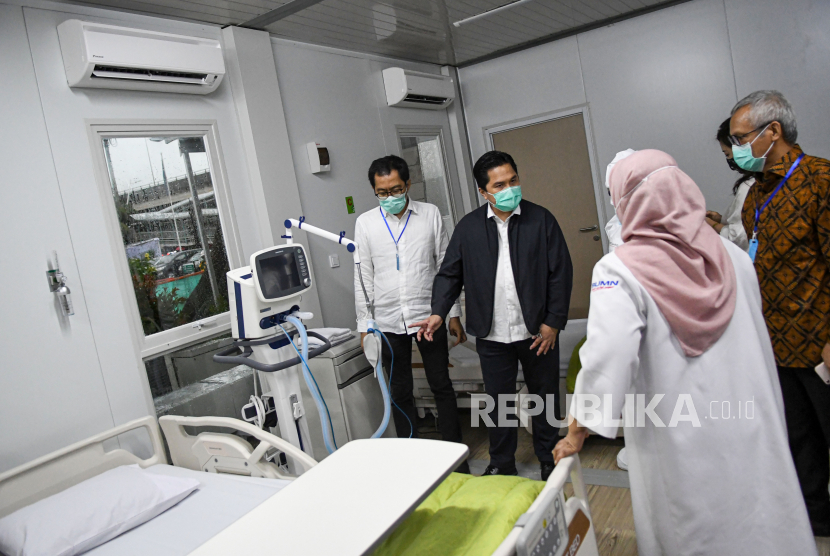 Menteri BUMN Erick Thohir (kedua kiri) meninjau salah satu ruang modular di Rumah Sakit Pertamina Jaya, Cempaka Putih, Jakarta, Senin (6/4/2020). Rumah Sakit darurat COVID-19 tersebut berkapasitas sebanyak 160 tempat tidur dalam ruangan dan 65 kamar isolasi bertekanan negatif untuk merawat pasien positif COVID-19 sesuai standar yang ditetapkan oleh Organisasi Kesehatan Dunia atau WHO