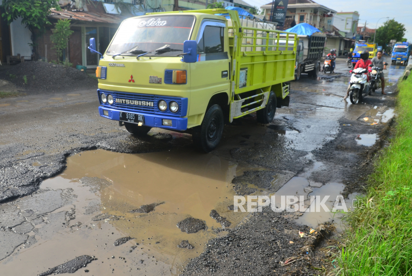 Kendaraan melintasi jalan yang sebagian kondisinya rusak di Kudus, Jawa Tengah (ilustrasi) 