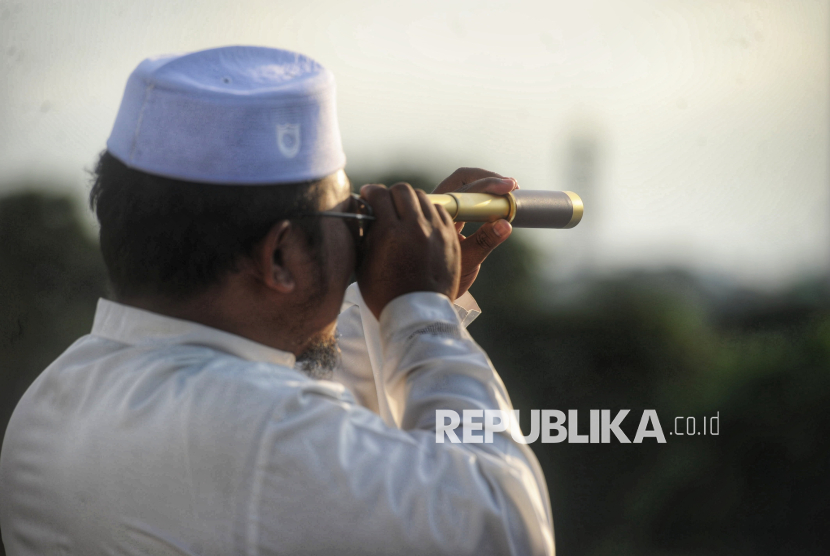 Petugas bersial memantau penampakan hilal guna menetapkan 1 Ramadhan 1446 H di Masjid Al-Musyariin Basmol, Jakarta, Jumat (28/2/2025). Kementerian Agama (Kemenag) menggelar pemantauan hilal awal Ramadhan 1446 H pada 125 titik di seluruh Indonesia. Pemerintah resmi menetapkan 1 Ramadhan 1446 H jatuh pada Sabtu (1/3/2025). Penetapan awal Ramadhan tersebut diputuskan dalam sidang isbat yang digelar Kemenag.