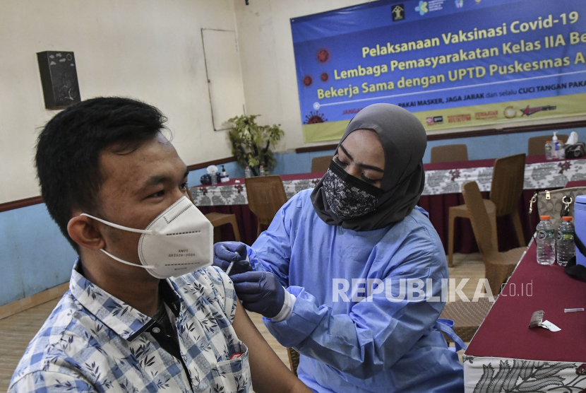 Petugas Lembaga Pemasyarakatan (lapas) kelas II A mengikuti vaksinasi,  di Bekasi Jawa Barat, Jumat (26/3/2021). Sebanyak 163 petugas lapas mengikuti vaksinasi untuk mencegah penyebaran wabah COVID-19. 