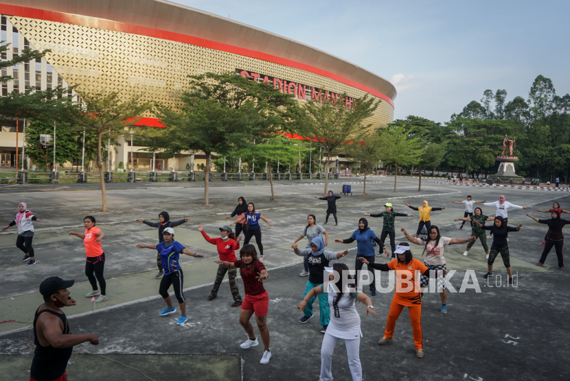 Warga berolahraga di kawasan Stadion Manahan, Solo, Jawa Tengah, Selasa (1/9/2020). Komplek Stadion Manahan kembali dibuka untuk aktifitas warga berolahraga setelah sebelumnya ditutup selama lima bulan akibat COVID-19. 