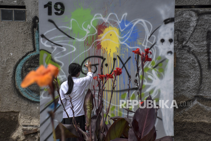 Siswa mencoret dinding menggunakan cat semprot di Ruang Vandal Karet Kebo usai diresmikan di Jalan Soekarno Hatta, Bojongloa Kidul, Kota Bandung, Rabu (16/11/2022). Pemerintah Kota Bandung meresmikan Ruang Vandal Karet Kebo yang merupakan ruang terbuka hijau dengan fasilitas dinding untuk memfasilitasi warga menyalurkan kreativitas, serta diharapkan mampu mengurangi vandalisme di Kota Bandung. Republika/Abdan Syakura