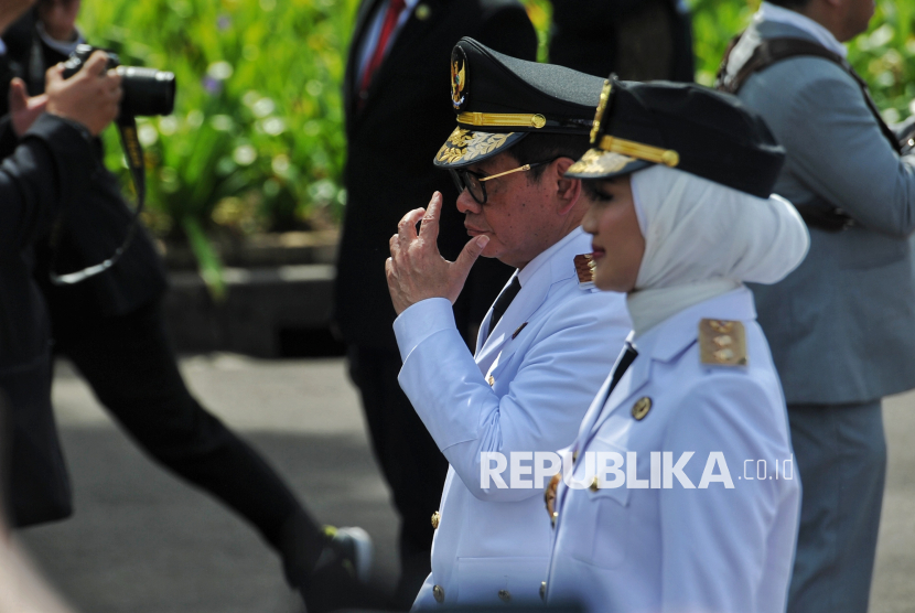 Gubernur DKi Jakarta terpilih Pramono Anung mengikuti iring-iringan bersama kepala daerah lainnya dari Monumen Nasional menuju Istana Merdeka, Jakarta, Kamis (20/2/2025). Sebanyak 961 kepala daerah dan wakil kepala daerah terpilih akan dilantik Presiden Prabowo Subianto pada Kamis (20/2) pagi.