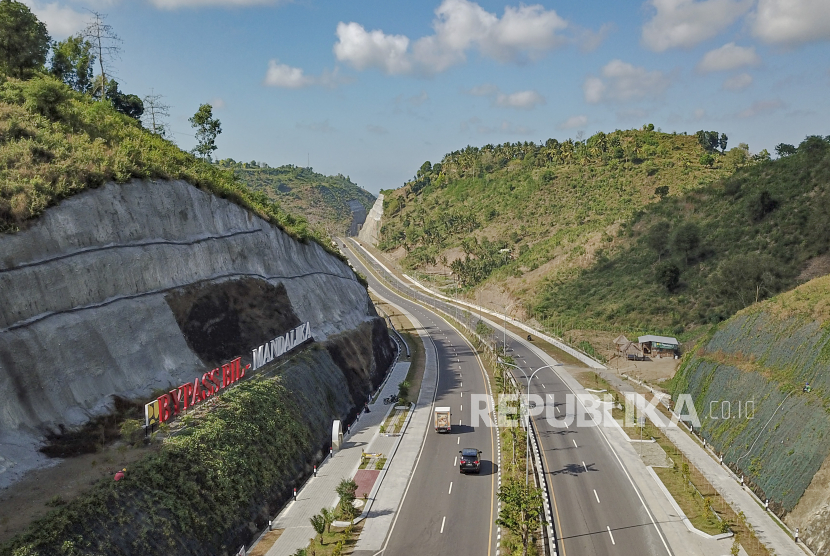 Foto udara sejumlah kendaraan melintas di ruas jalan bypass Bandara Internasional Lombok - Mandalika di Kecamatan Pujut, Praya, Lombok Tengah, NTB, Kamis (28/7/2022). Empat bulan menjelang ajang WSBK 2022 berbagai persiapan infrastruktur pendukung terus dikebut baik di dalam maupun di luar Sirkuit Mandalika. 