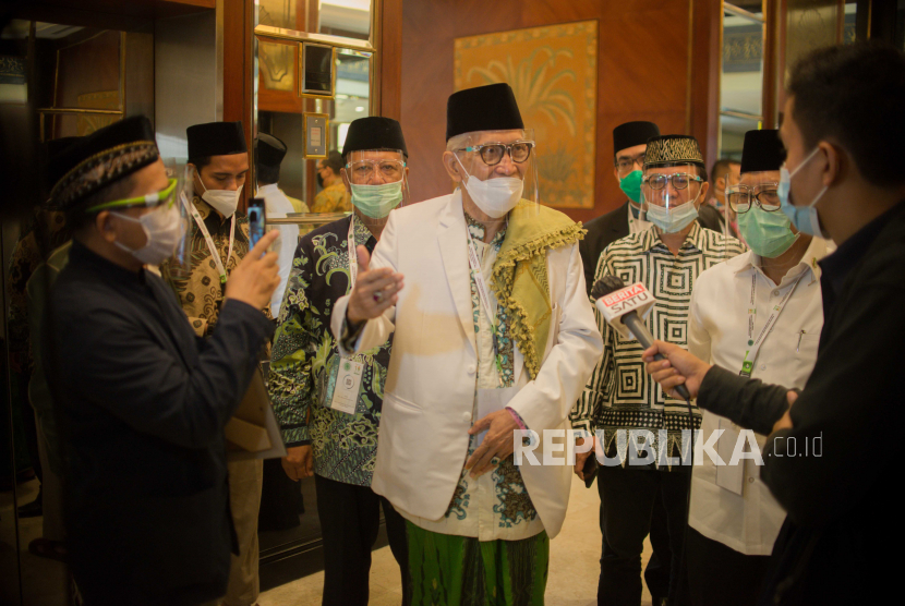 Ketua Umum MUI terpilih periode 2020-2025, KH Miftachul Akhyar menjawab pertanyaan wartawan usai penutupan Musyawarah Nasional X MUI di Jakarta, Jumat (27/11).