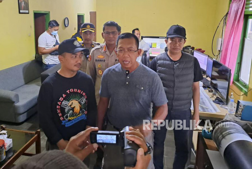 Wakapolda DIY, Brigjen Pol R. Slamet Santoso, meninjau perkembangan Gunung Merapi di Posko SAR Kaliurang Pakem Sleman, Sabtu, (11/3). 