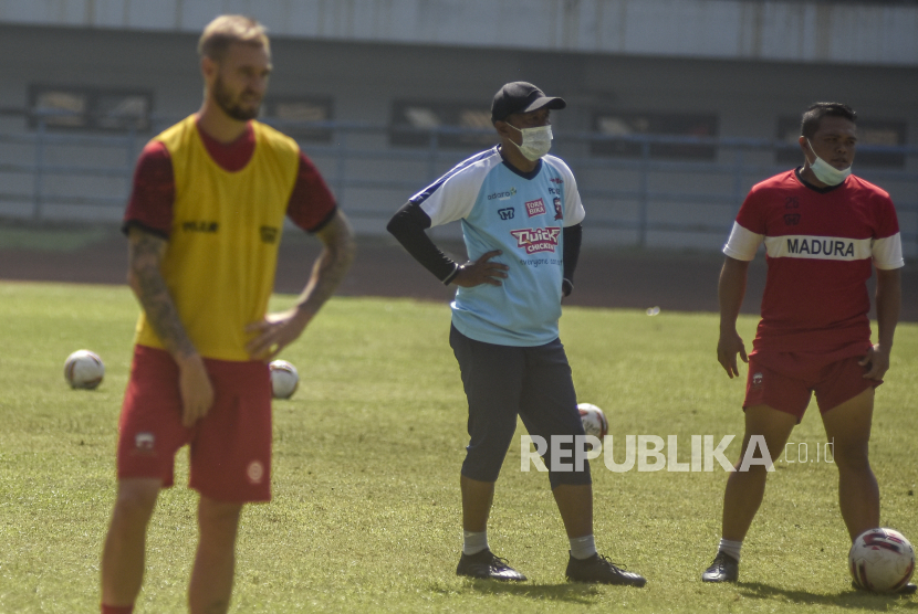 Pelatih Madura United Rahmad Darmawan (tengah) memantau sesi latihan anak asuhnya belum lama ini.
