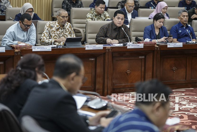 Menteri BUMN Erick Thohir (tengah) menyampaikan paparan pada rapat kerja dengan Komisi VI DPR di Kompleks Parlemen, Senayan, Jakarta, Selasa (19/3/2024). Rapat tersebut membahas tentang evaluasi kinerja BUMN dan progres program restrukturisasi BUMN. 
