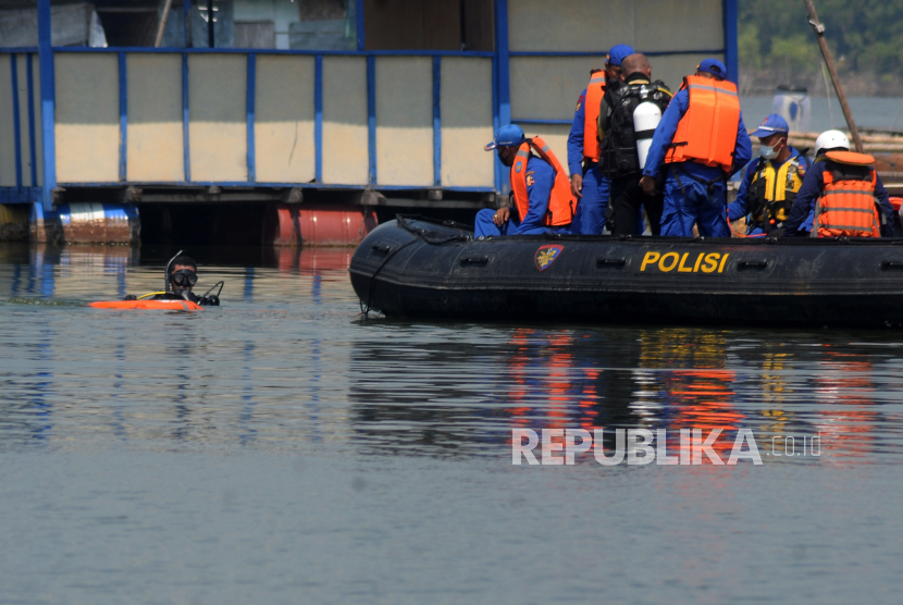 Sejumlah tim evakuasi melakukan penyelaman untuk mencari korban perahu wisata air yang tenggelam di Waduk Kedung Ombo, Wonoharjo, Kemusu, Boyolali, Jawa Tengah, Ahad (16/5/2021). 