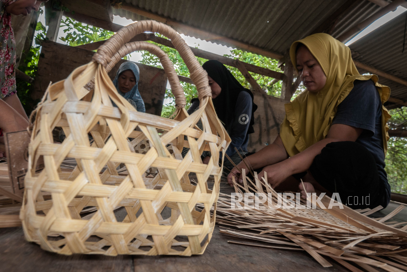 Pekerja menyelesaikan produksi tas anyaman bambu (ilustrasi). Kemenkop UKM menaruh perhatian pada ekspor produk kerajinan bambu Sukabumi.