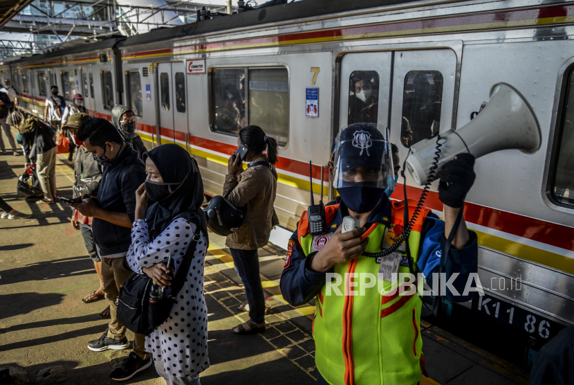 Petugas mengimbau penumpang yang akan menaiki KRL Commuter Line untuk menjaga jarak di Stasiun Tanah Abang, Jakarta, Sabtu (19/9). PT Kereta Commuter Indonesia akan menyesuaikan jam operasional KRL Commuter Line pada Sabtu (19/9), sehubungan dengan pemberlakuan PSBB di Jakarta. KRL Commuter Line beroperasi mulai pukul 04.00 WIB hingga pukul 20.00 WIB, dengan kereta pemberangkatan pertama memasuki Jakarta pukul 05.00 WIB dan kereta terakhir meninggalkan Jakarta pada pukul 19.00 WIB. Republika/Putra M. Akbar