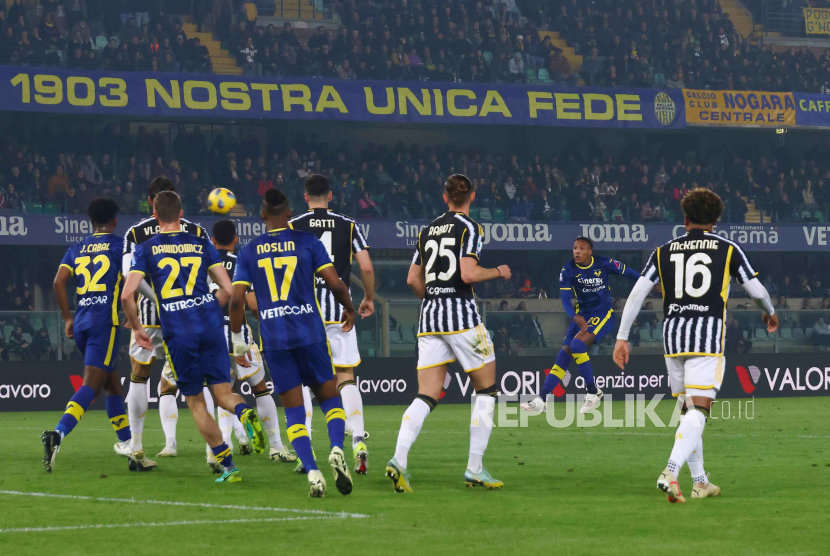 Verona dari Hellas Michael Folorunsho mencetak gol 1-0 pada pertandingan sepak bola Serie A Italia Hellas Verona vs Juventus FC di stadion Marcantonio Bentegodi di Verona, Italia,  Ahad (18/2/2024) dini hari.