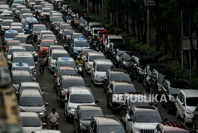 Sejumlah kendaraan terjebak kemacetan di Jalan Benyamin Suaeb, Kemayoran, Jakarta Pusat, Ahad (25/6/2023). 