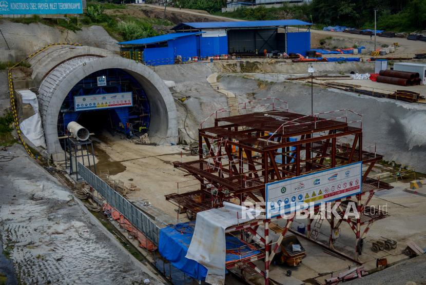 Suasana pengeboran terowongan pada proyek pembangunan jalur kereta cepat Jakarta-Bandung di Cipatat, Kabupaten  Bandung Barat, Jawa Barat, Rabu (27/5/2020). Pemerintah mengkaji perpanjangan jalur kereta cepat hingga Surabaya.