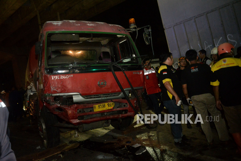 Suasana di lokasi kecelakaan yang melibatkan truk tangki pengangkut bahan bakar minyak (BBM) dengan sejumlah kendaraan di Jalan Transyogi, Cibubur, Kota Bekasi, Jawa Barat, Senin (18/7/2022), yang menyebabkan 10 pengendara tewas.