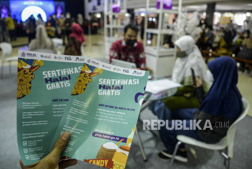 Petugas memberikan penjelasan kepada pengunjung terkait pendaftaran sertifikasi halal gratis saat Festival Halal Indonesia di Asrama Haji Pondok Gede, Jakarta, Rabu (14/12/2022). Badan Penyelenggara Jaminan Produk Halal (BPJPH) mengingatkan, produk makanan dan minuman harus sudah bersertifikasi halal pada 2024.