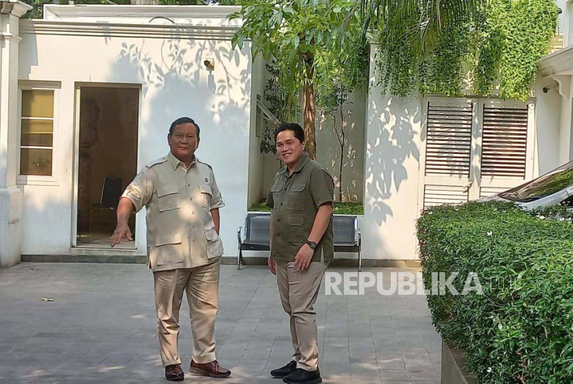Menhan sekaligus capres Prabowo Subianto menyambangi kediaman Menteri BUMN Erick Thohir di Menteng, Jakarta Pusat, Selasa (31/10/2023).