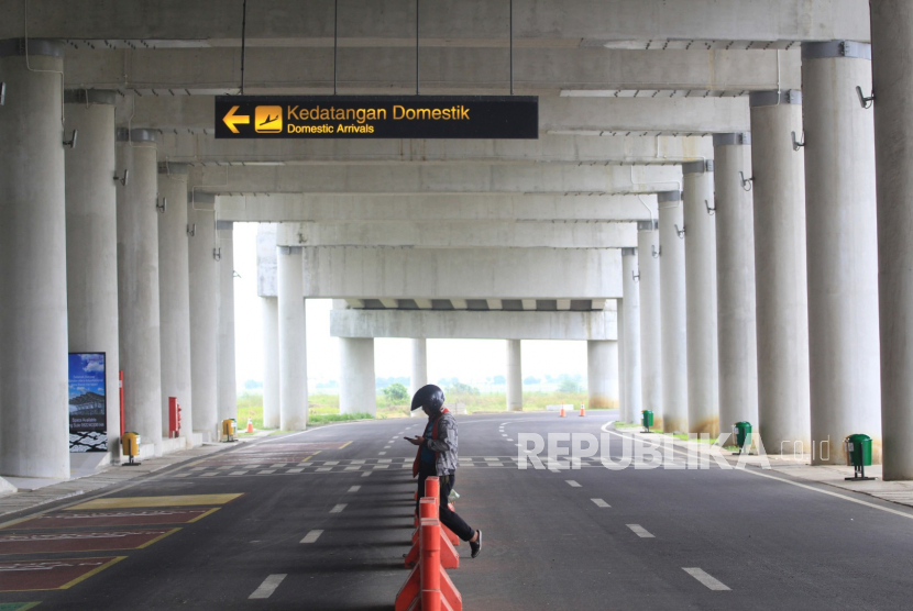 Petugas melintas di area kedatangan di Bandara Internasional Kertajati, Majalengka, Jawa Barat, Selasa (24/3/2020). 