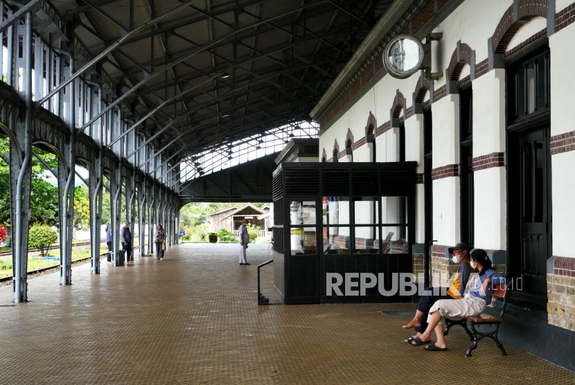 Pengunjung bersantai di peron Museum Kereta Api Ambarawa, Kabupaten Semarang, Jawa Tengah,  Ahad (6/3/2022). 