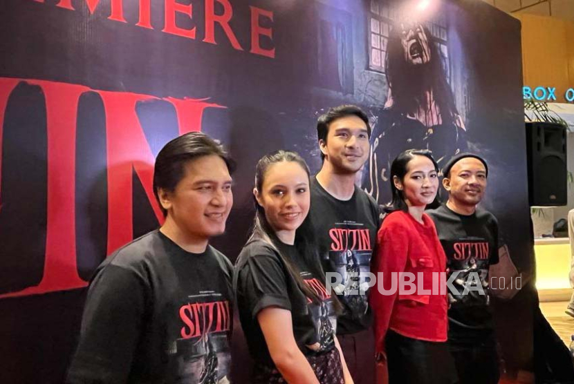 Jajaran kru dan pemain film horor adaptasi dari Turki, Sijjin dalam acara konferensi pers dan pemutaran film di Epicentrum XXI, Jakarta Selatan, Selasa (7/11/2023). 