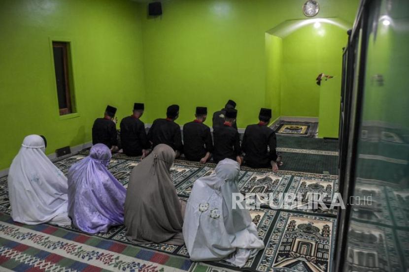 Niat Sholat Isya 4 Rakaat Lengkap dengan Tata Cara