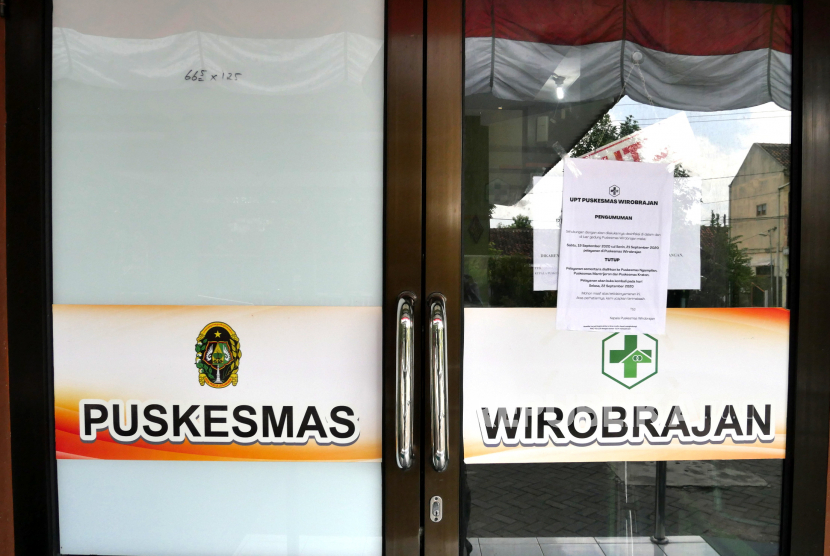 Puskesmas Wirobrajan ditutup sementara di Yogyakarta, Ahad (20/9). 