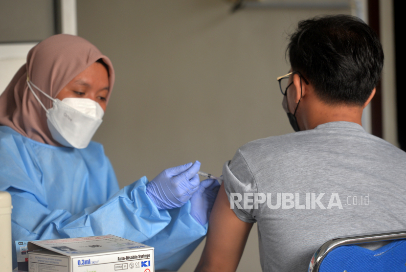 Warga mengikuti vaksinasi Covid-19 booster ilustrasi. Stok vaksin Covid-19 untuk penguat atau booster di Provinsi Lampung mengalami kekosongan. 