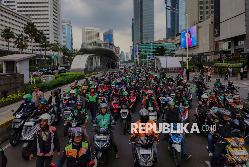 Pengemudi ojek online (Ojol) melakukan konvoi dari arah Jalan Jenderal Sudirman menuju titik aksi di kawasan Patung Kuda, Jakarta, Selasa (20/5/2025).  Pengemudi ojek daring yang tergabung dalam Asosiasi Pengemudi Ojol Garuda Indonesia menggelar aksi disejumlah titik di Jakarta yakni di kawasan Patung Kuda, Gedung DPR RI hingga kantor Kementerian Perhubungan. Aksi tersebut digelar untuk menyuarakan sejumlah tuntutan salah satunya kebijakan potongan biaya aplikasi sebesar 20 persen oleh aplikator yang dinilai memberatkan para pengemudi ojek online.