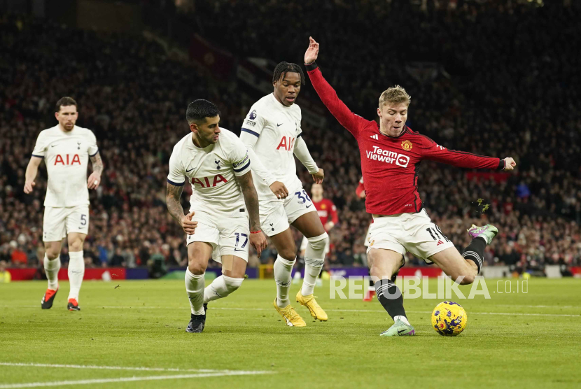 Rasmus Hojlund dari Manchester United (kanan) mencetak gol pembuka timnya saat pertandingan sepak bola Liga Premier Inggris antara Manchester United dan Tottenham Hotspur di stadion Old Trafford di Manchester, Inggris, Ahad (14/1/2014).