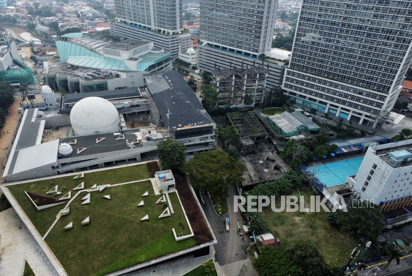 Foto udara area proyek revitalisasi Taman Ismail Marzuki (TIM), Jakarta Pusat, Jumat (11/3/2022).  