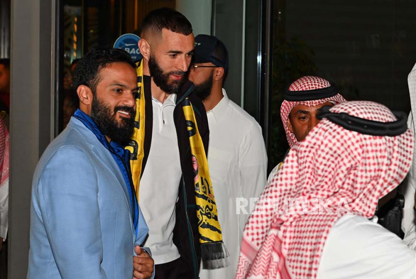 Karim Benzema saat kali pertama hijrah ke klub Al-Ittihad, di Jeddah, Arab Saudi, belum lama ini. Benzema dan pesepak bola Muslim lainnya, Sadio Mane, sempatkan waktu untuk menjalankan ibadah umrah.