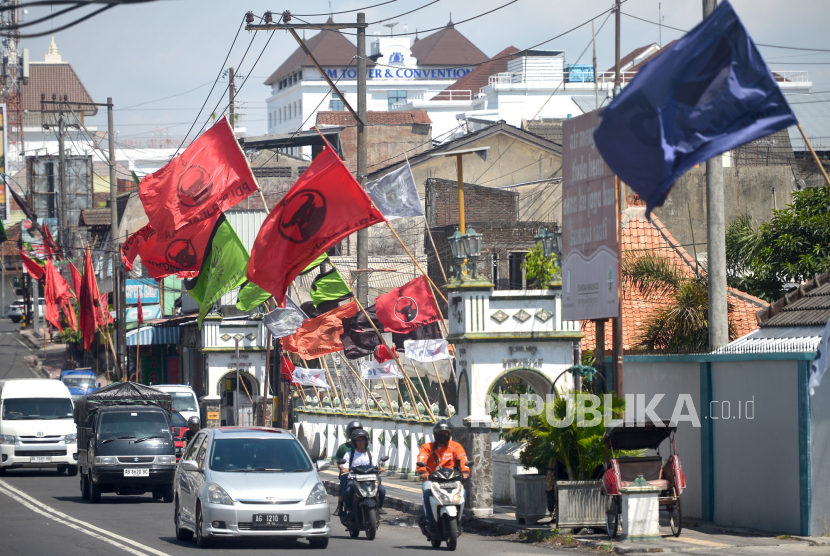 Deretan bendera partai politik (Parpol) terpasang di jalanan. Komisi II DPR mengingatkan pj kepala daerah untuk netral pada Pemilu 2024.