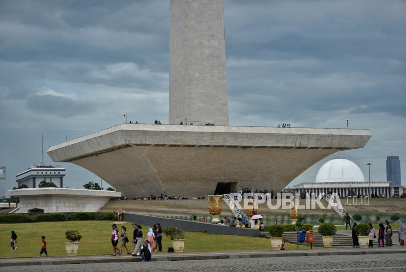 Warga mengunjungi kawasan wisata Monumen Nasional (Monas) di Jakarta Pusat, Ahad (8/1/2023).