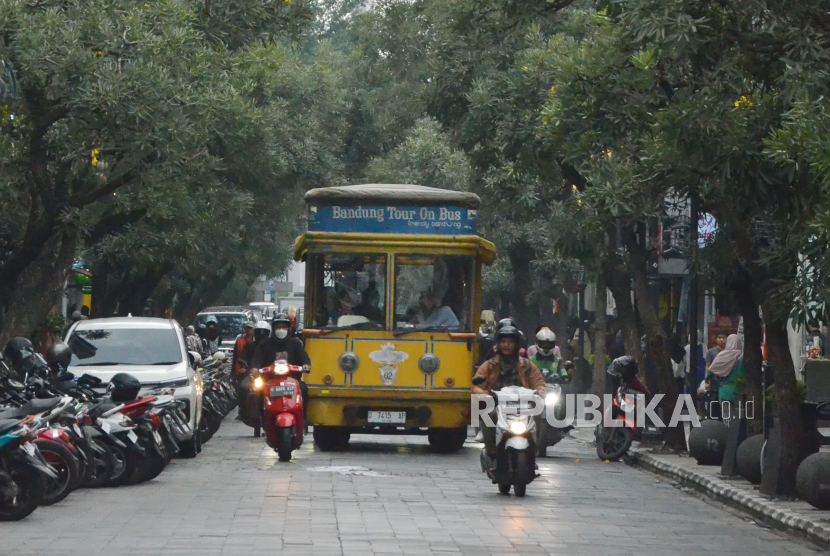 Pengunjung berjalan-jalan menikmati sore di jalan Braga, Kota Bandung