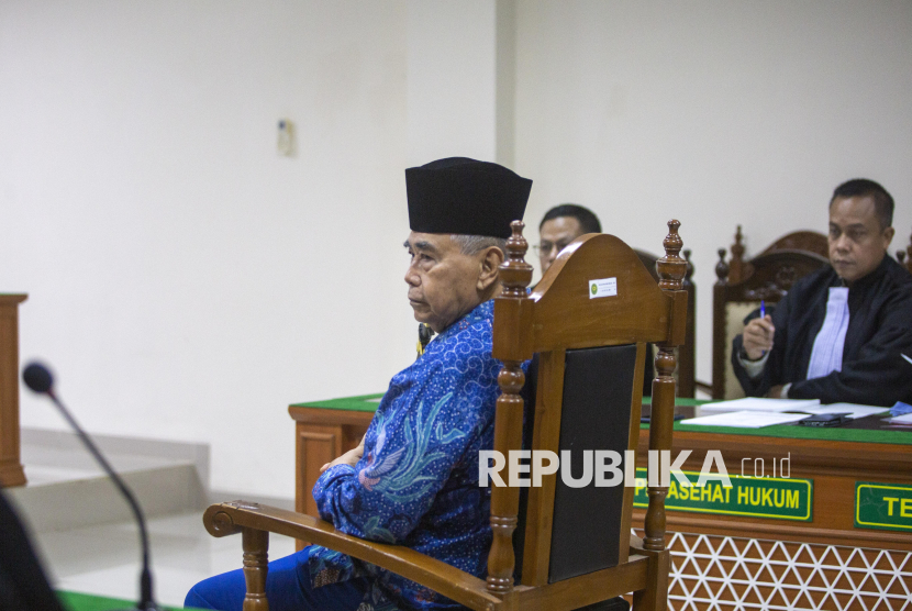 Pimpinan Pondok Pesantren Al-Zaytun Panji Gumilang bersiap mengikuti sidang perdana kasus Tindak Pidana Pencucian Uang (TPPU) di Pengadilan Negeri Indramayu, Jawa Barat, Kamis (23/1/2025). Dalam sidang tersebut Panji Gumilang didakwa melakukan TPPU dengan menyalahgunakan dana Yayasan Pesantren Indonesia (YPI). 