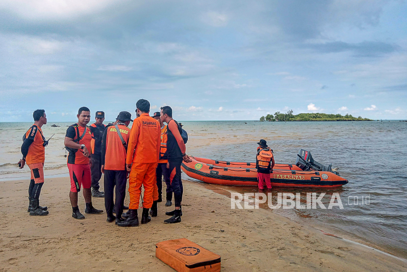 Personel Kantor SAR Pangkal Pinang bersiap melakukan pencarian dan evakuasi helikopter milik Polri NBO-105 yang jatuh di perairan Manggar, Belitung Timur, Kepulauan Bangka Belitung, Senin (28/11/2022). Tim SAR gabungan berhasil menemukan serpihan helikopter NBO-105 Polri dan mengevakuasi satu jenazah korban yang merupakan mekanik helikopter tersebut. 