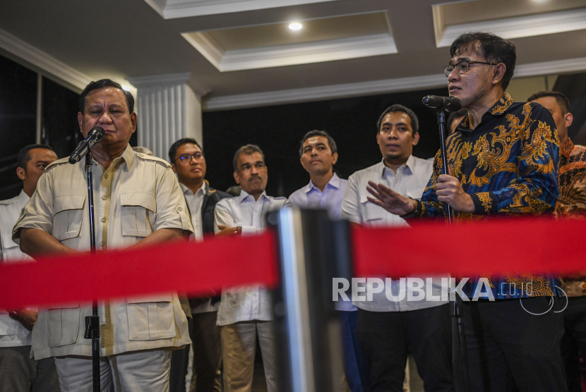 Ketua Umum DPP Partai Gerindra Prabowo Subianto bersama politikus PDIP Budiman Sudjatmiko memberikan keterangan usai menggelar pertemuan di Kertanegara, Jakarta Selatan, Selasa (18/7/2023) malam. 