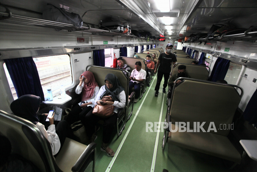 Sejumlah penumpang menunggu waktu keberangkatan kereta di Stasiun Pasar Senen, Jakarta Pusat, Selasa (27/6/2023). 