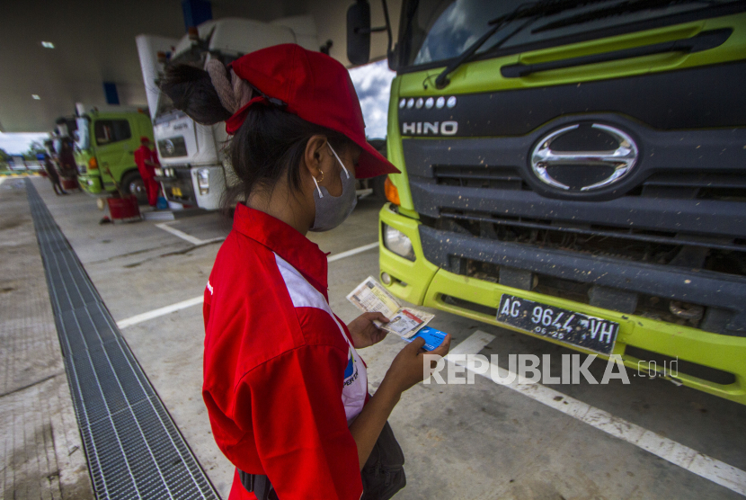Petugas memeriksa berkas konsumen yang menggunakan kartu kendali saat mengisi Bahan Bakar Minyak (BBM) solar subsidi di sebuah SPBU, Senin (18/4/2022). Dinas Energi dan Sumber Daya Mineral (ESDM) Sulawesi Selatan menyiapkan aturan pembatasan pembelian BBM JBT (Jenis BBM Tertentu) atau solar dan JBKP (Jenis BBM Khusus Penugasan) atau Pertalite di sejumlah SPBU (stasiun pengisian bahan bakar umum).