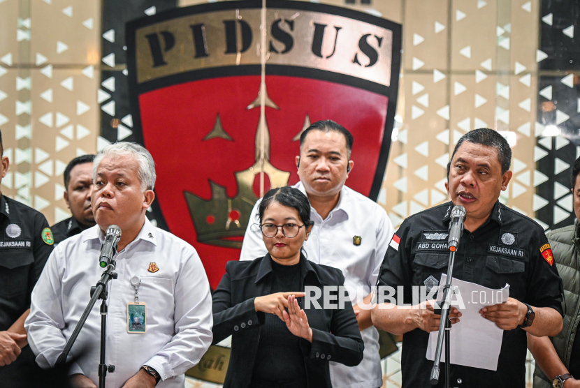 Direktur Penyidikan Jaksa Agung Muda Tindak Pidana Khusus (Jampidsus) Abdul Qohar (kanan) didampingi Kapuspenkum Kejagung Harli Siregar (kiri) menyampaikan keterangan pers terkait perkembangan penyidikan kasus dugaan korupsi digitalisasi pendidikan di Gedung Kejaksaan Agung, Jakarta, Selasa (15/7/2025). Kejaksaan Agung menetapkan empat tersangka dengan satu tersangka masih buron karena terbukti menyalahgunakan kewenangan dalam kasus dugaan korupsi pengadaan sistem chromebook di Kemendikbudristek yang merugikan negara senilai Rp1,980 triliun. 
