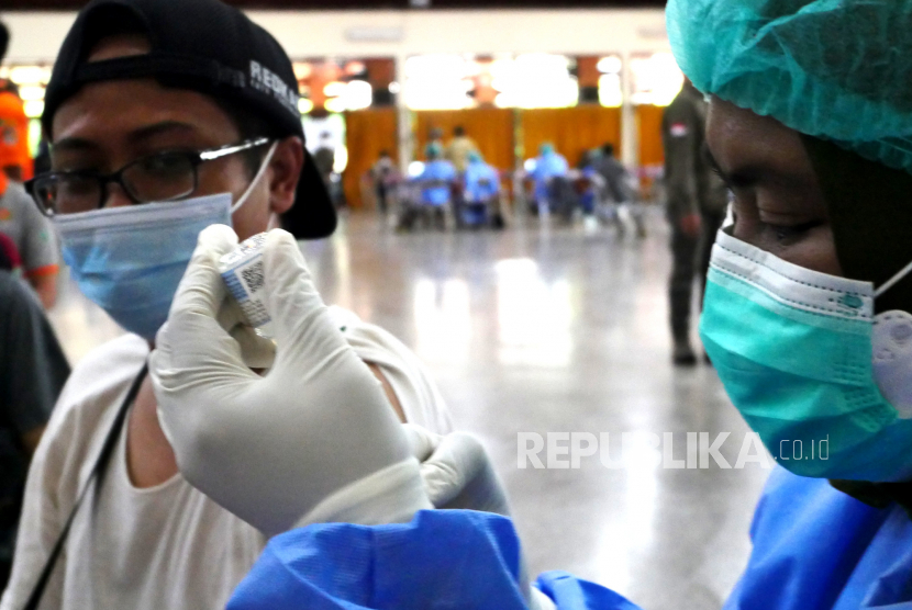 Relawan mengikuti vaksinasi massal Covid-19 dosis tiga di Graha Wana Bhakti Yasa, Yogyakarta, (ilustrasi).