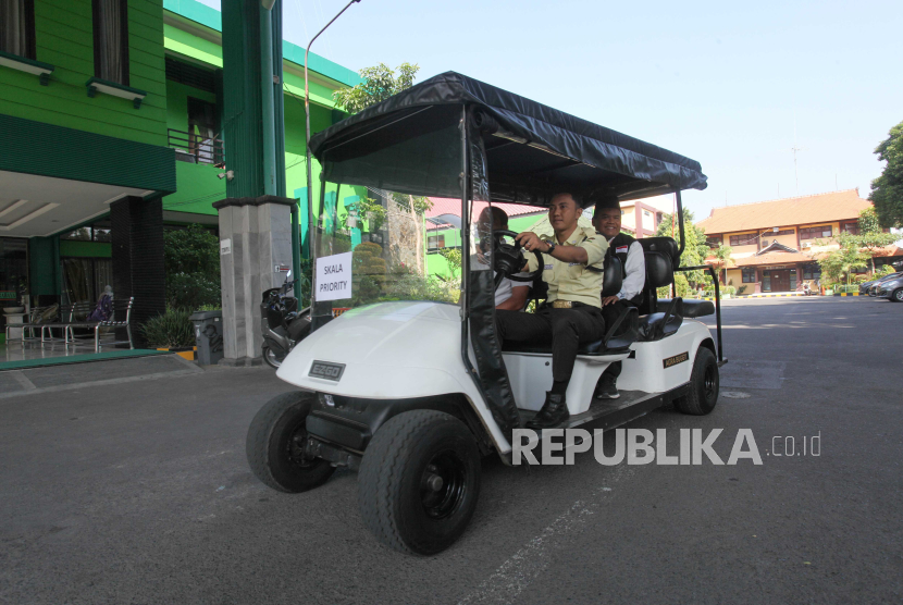 Petugas mengendarai buggy car di area Asrama Haji Embarkasi Surabaya, Jawa Timur, Senin (6/5/2024). 