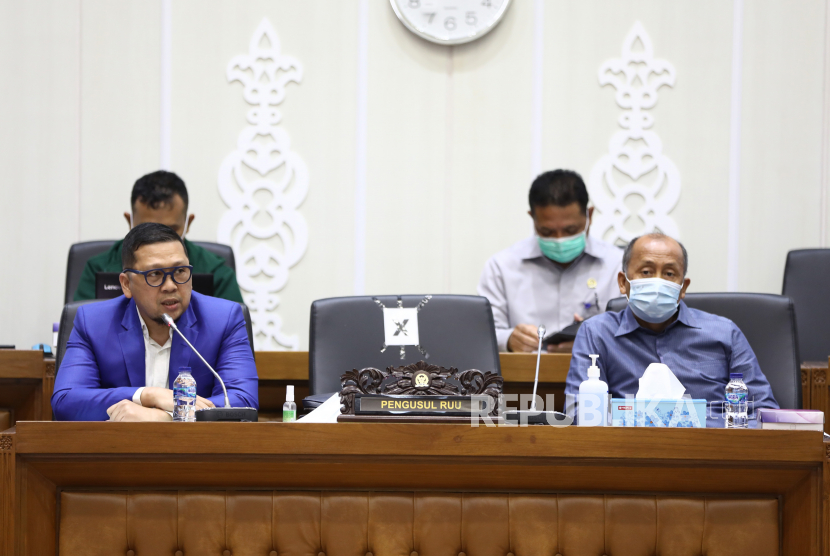 Ketua Komisi II DPR Ahmad Dolly Kurnia (kiri) bersama Wakil ketua Komisi II DPR  Saan Mustopa (kanan) saat memberikan penjelasan kepada Badan Legislasi DPR,  di Gedung Nusantara I, Senayan, Jakarta, Senin (16/11). Pada hari ini, Komisi II DPR sepakat menghentikan pembahasan revisi UU Pemilu. (ilustrasi)