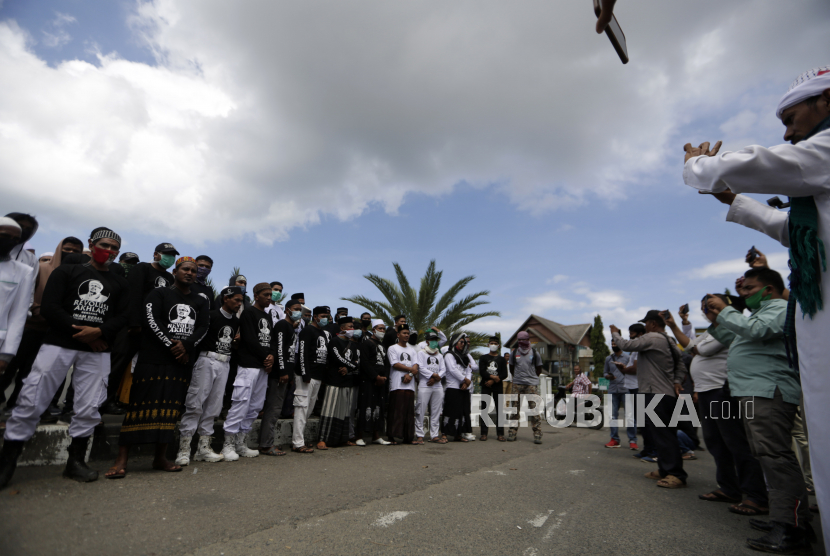Anggota Front Pembela Islam (FPI) mengadakan unjuk rasa untuk memprotes penembakan anggota mereka oleh polisi di Banda Aceh, Indonesia, 08 Desember 2020. Enam tersangka pendukung ulama Indonesia Rizieq Shihab, pemimpin Front Pembela Islam , ditembak dan dibunuh dalam bentrokan dengan petugas polisi pada 07 Desember. 2020.