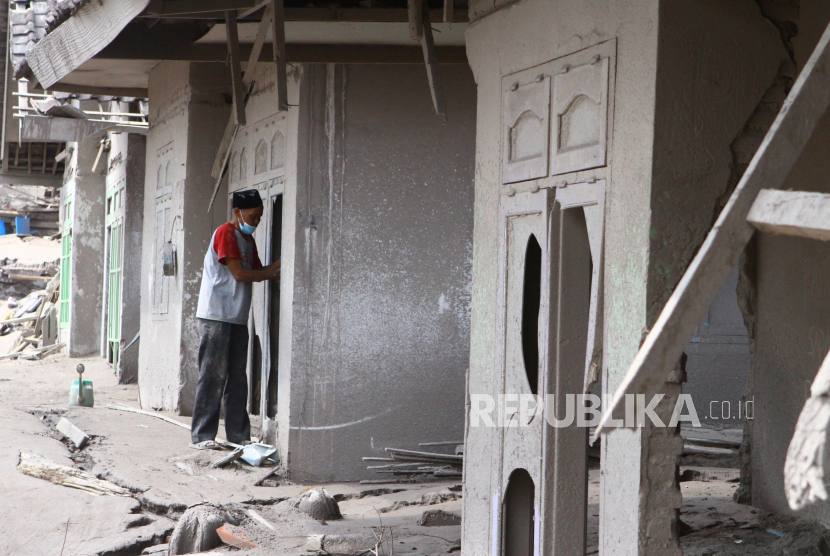 Warga memeriksa rumahnya yang tertimbun material vulkanik gunung Semeru di dusun Umbulan, Pronojiwo, Lumajang, Jawa Timur, Rabu (8/12/2021). Pemerintah berencana merelokasi  sekitar 2.000 rumah warga yang terdampak letusan gunung Semeru. 