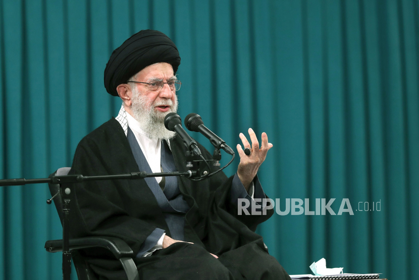  Foto selebaran yang disediakan oleh kantor pemimpin tertinggi Iran menunjukkan, Pemimpin Tertinggi Iran Ayatollah Ali Khamenei berbicara selama pertemuan di Teheran, Iran, 12 Januari 2023.  