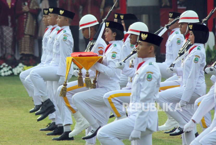 Paskibraka membawa bendera merah putih saat Upacara Peringatan HUT Kemerdekaan RI ke-79, di Lapangan Gasibu, Kota Bandung, Sabtu (17/8/2024). Upacara yang diikuti oleh Forkopimda, pegawai pemerintah Provinsi Jawa Barat, TNI, Polri dan pelajar tersebut mengusung tema Nusantara Baru, Indonesia Maju.