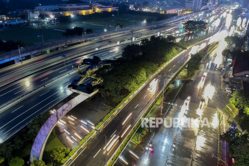 Suasana lalu lintas yang lengang di kawasan Pancoran, Jakarta, Jumat (10/4).Pemerintah Provinsi DKI Jakarta mulai memberlakukan Pembatasan Sosial Berskala Besar (PSBB) selama 14 hari dimulai pada 10 April hingga 23 April 2020