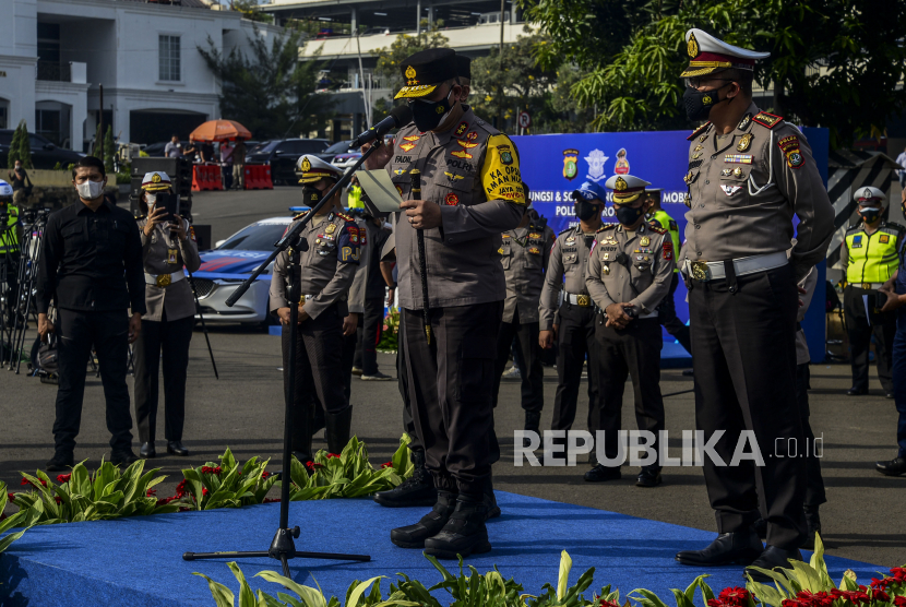 Kapolda Metro Jaya Irjen Pol Fadil Imran didampingi Dirlantas Polda Metro Jaya Kombes Pol Sambodo Purnomo Yogo saat peluncuran lectronic Traffic Law Enforcment (ETLE) berbasis portable di Mapolda Metro Jaya, Jakarta, Sabtu (20/3). Polda Metro Jaya meluncurkan 30 unit kamera tilang elektronik atau Electronic Traffic Law Enforcment (ETLE) berbasis portable yang terdiri dari bodycam, helmet cam, dashcam dan drone surveillance untuk membantu penindakan pelanggaran lalu lintas di berbagai lokasi secara acak dalam rangka menjelang penerapan tilang elektronik nasional pada 23 Maret 2021. Republika/Putra M. Akbar